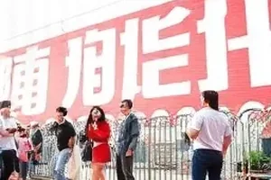 滤镜下的合影三版修图痕迹比对封面